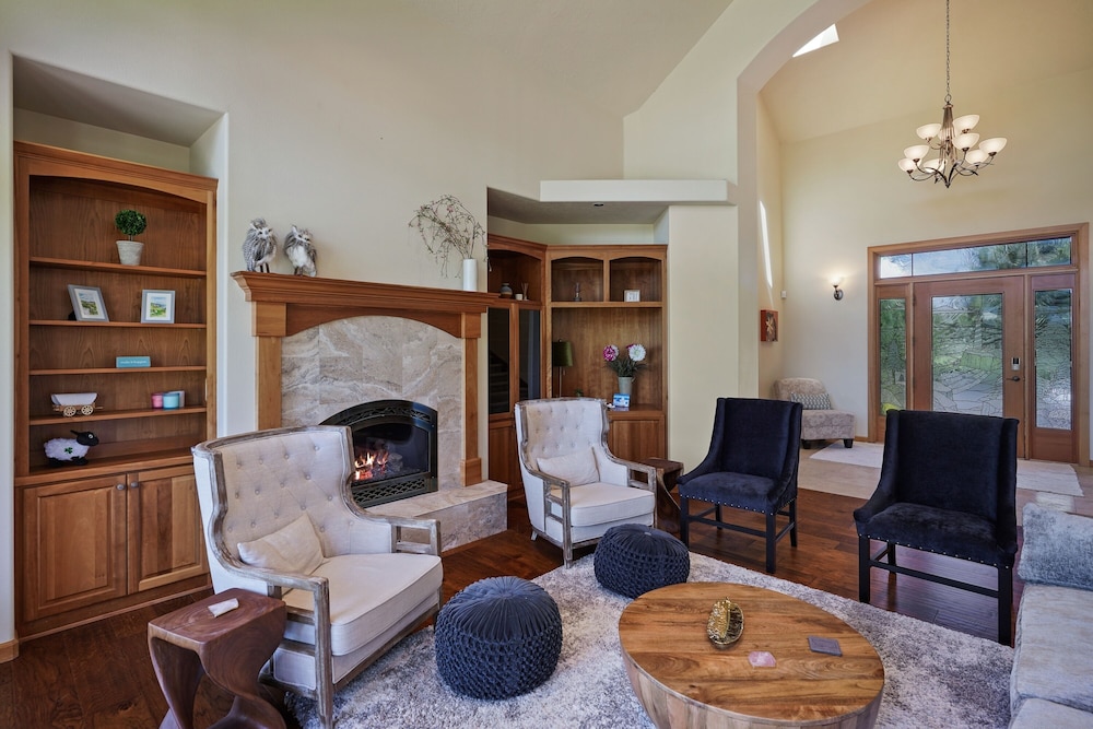 Family-Friendly Dara Oaks Home with Private Hot Tub and BBQ on the Deck by RedAwning