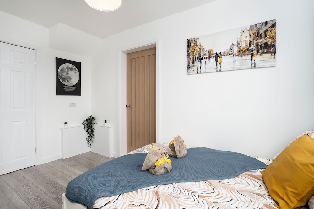 Modern 4 Bed House-free Parking