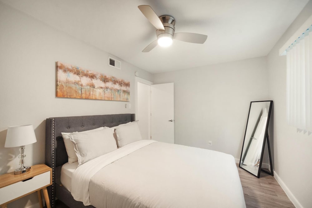 Stylish 1BR Near UT Brentwood Evonify view 2