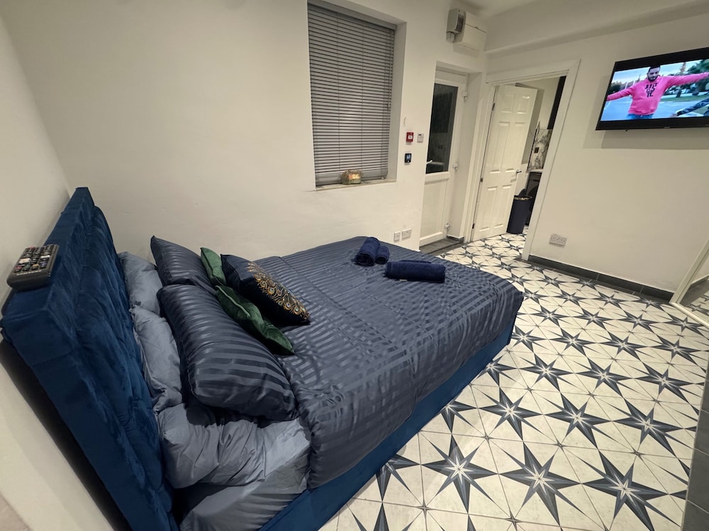 Gloucester - Apartment - Sleeps 2 - Parking - 97ws