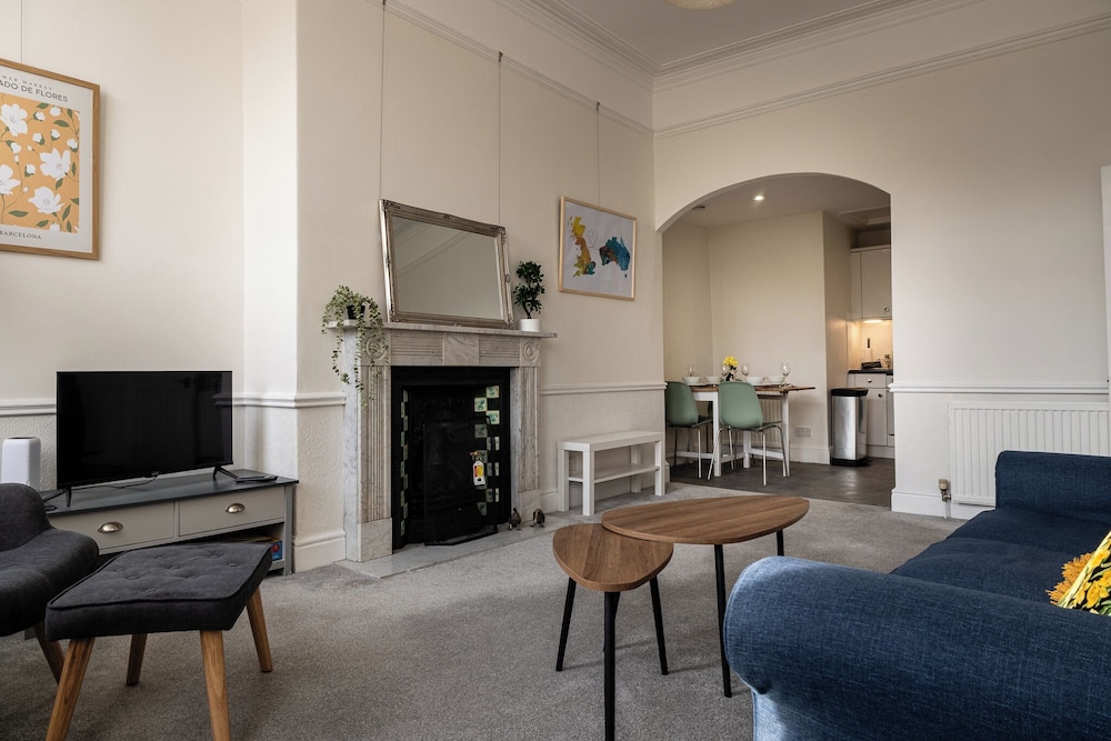 Garden Flat Apartment in Grosvenor Place