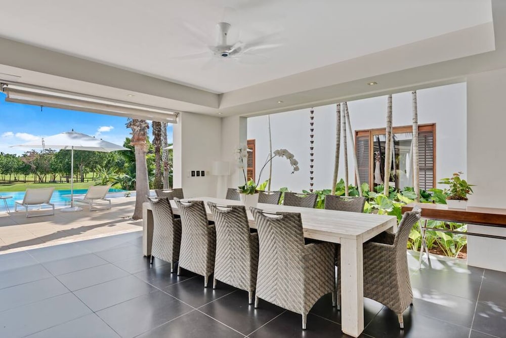Beautifully-designed Contemporary Villa