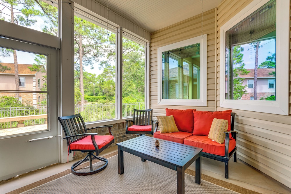 Steps to Bay: Tranquil Navarre Retreat w/ Balcony