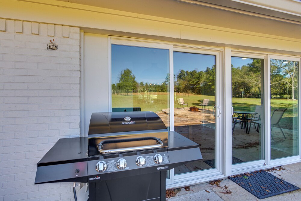 Fire Pit & Grill: Tyler Home on 5 Acres!