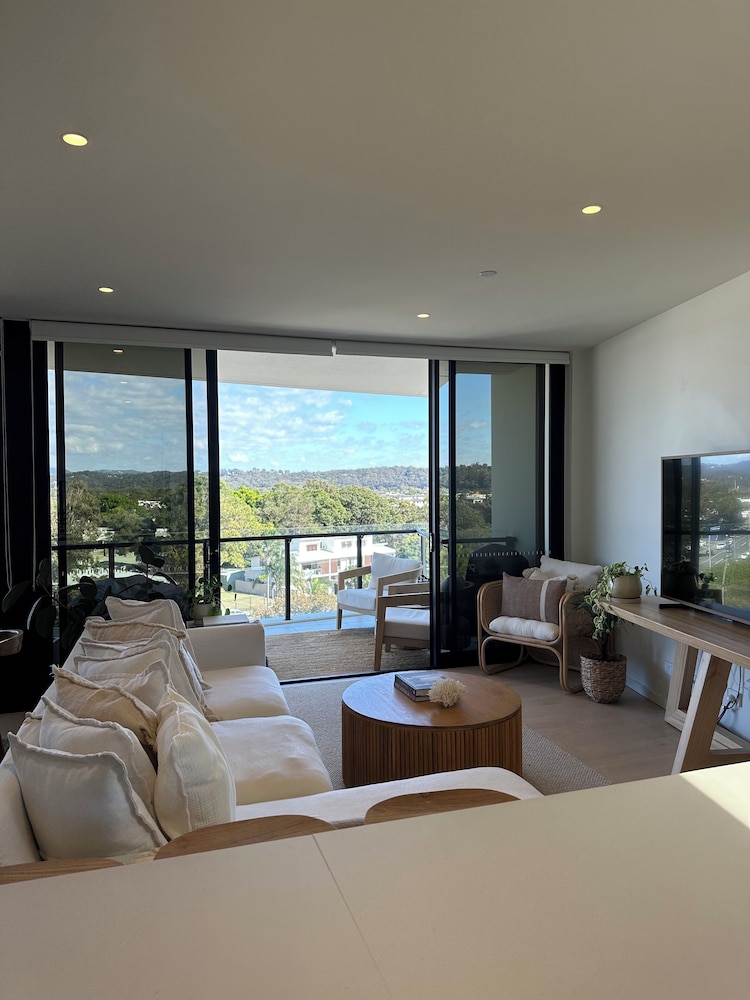 Palm Beach Luxury with Hinterland Views