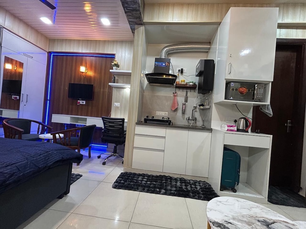 Spacious 1bhk for 6 Guests King & Sofa Beds Zirakpur,chandigarh,mohali,tricity