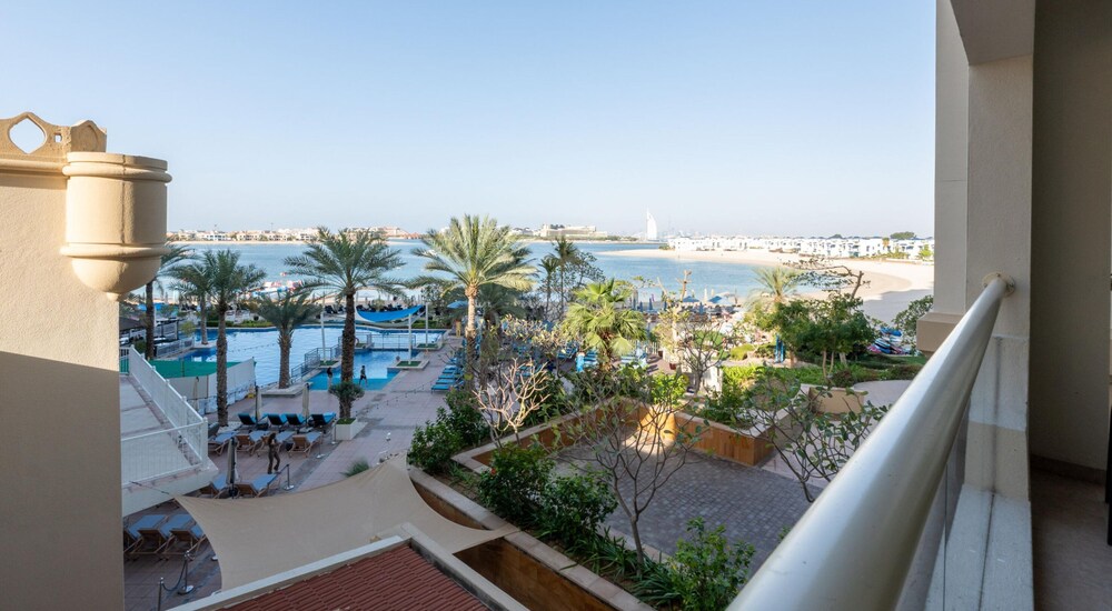 Amazing 1BR at the Palm w Beach Pool Access