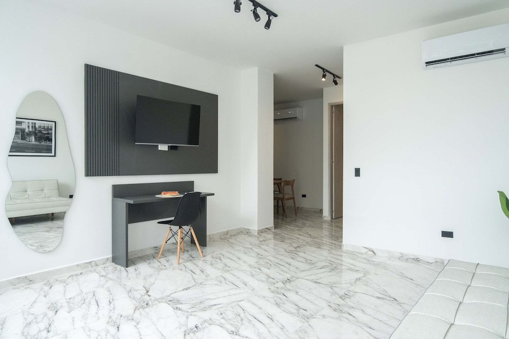 w Radiant 1BR w AC Near Ciudad Amurallada