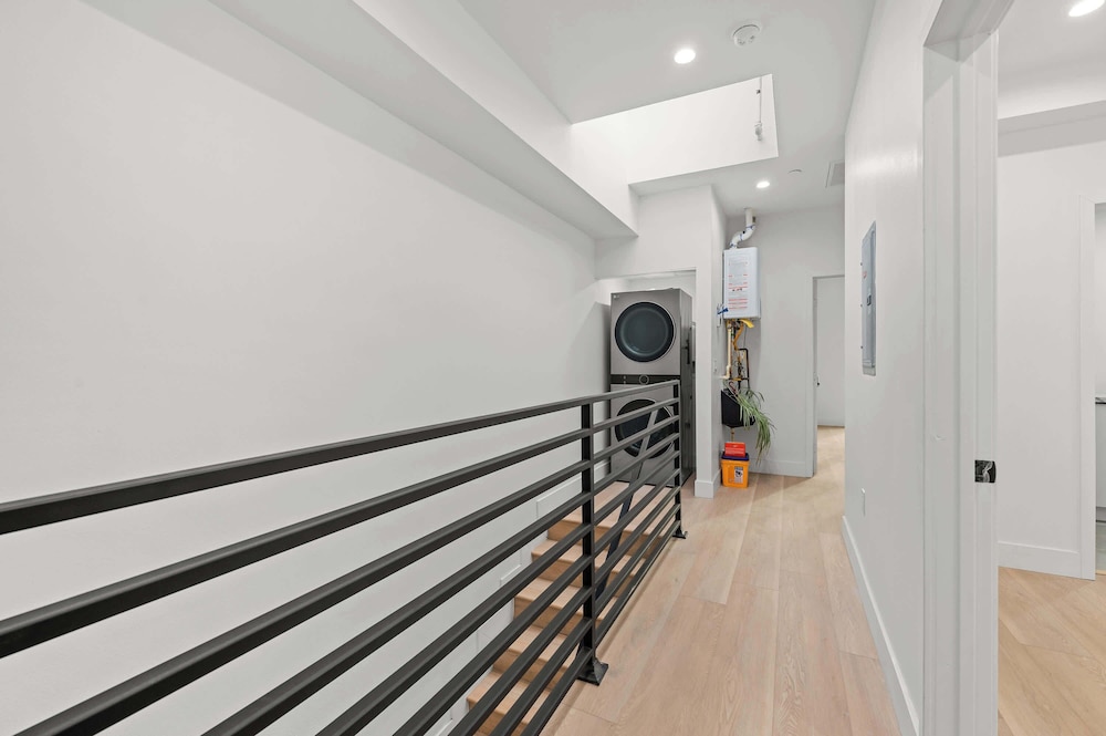 Not Affected by the Fire/modern 5BR Home With Parking, Near LA Attractions #4