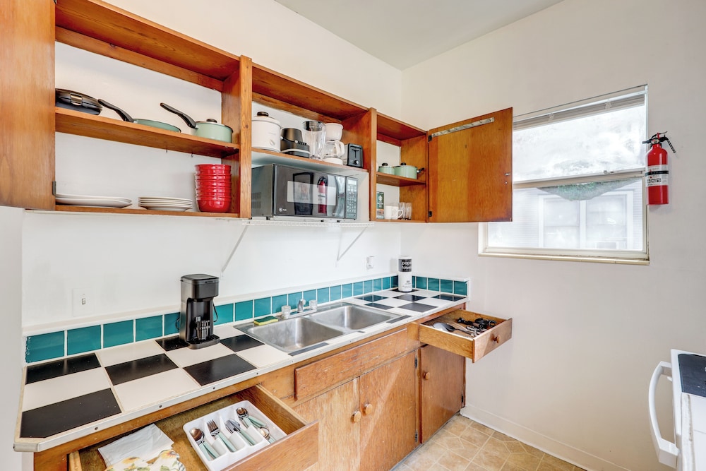 Steps to Food & Shops: Cozy Condo in Jacksonville!