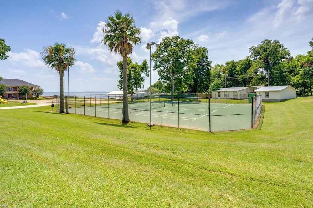 Boat & Fish: Gem w/ Water Views on Lake Livingston
