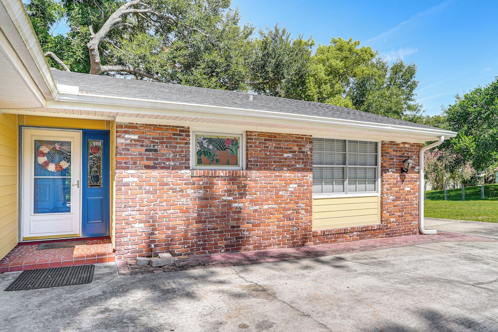 Group Getaway w/ Deck & Yard in Lakeland!