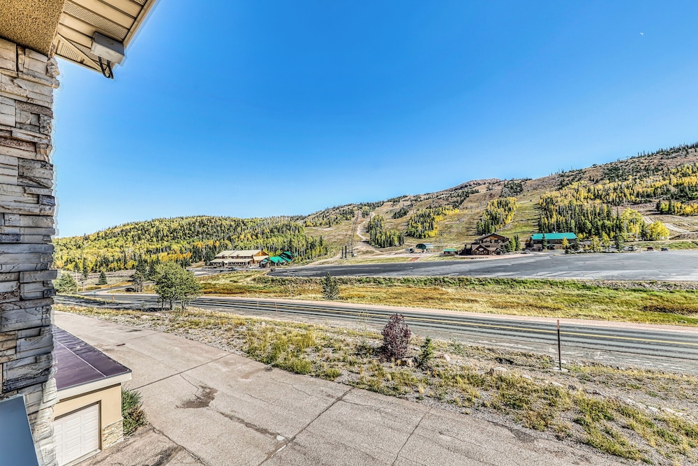Modern 1BR Mountain View Balcony Steps to Lift