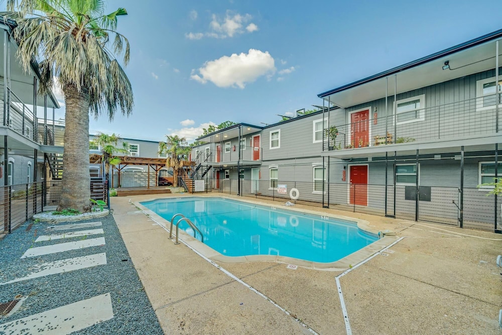 Modern 2BR Near UT Hyde Park Evonify - Property Image 3