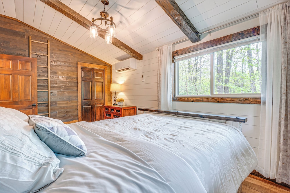 Secluded Cabin w/ Hot Tub in Hocking Hills