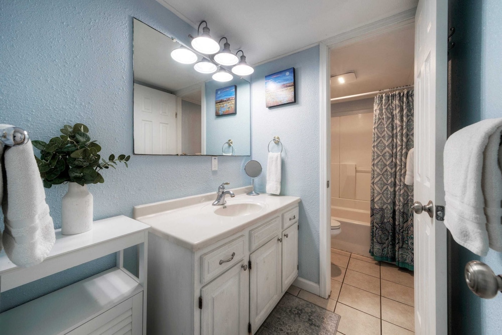 Beachfront Condo w/ Ocean View, 2 Pools, Boardwalk to the Beach Island Getaway