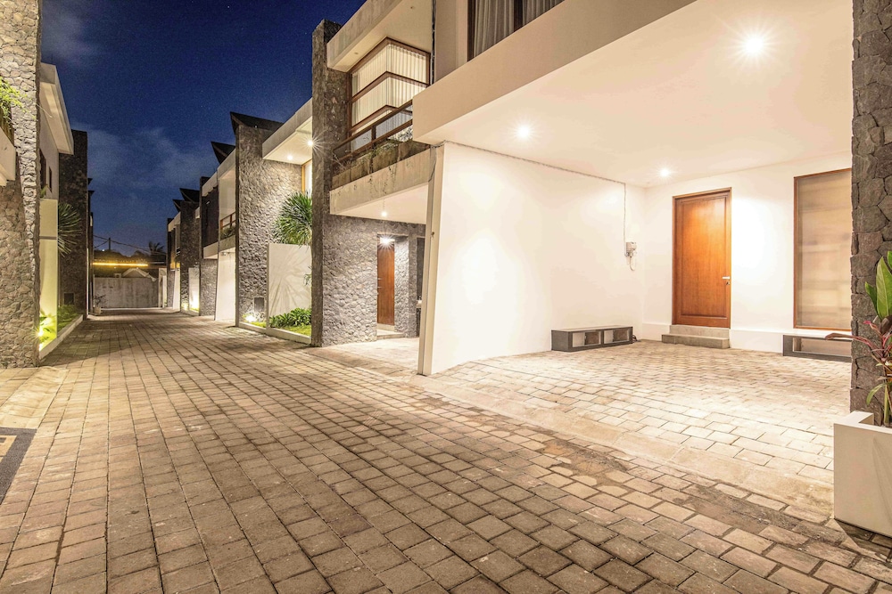 Luxury 5-bedroom Canggu Beach Villa With Scenic Ri