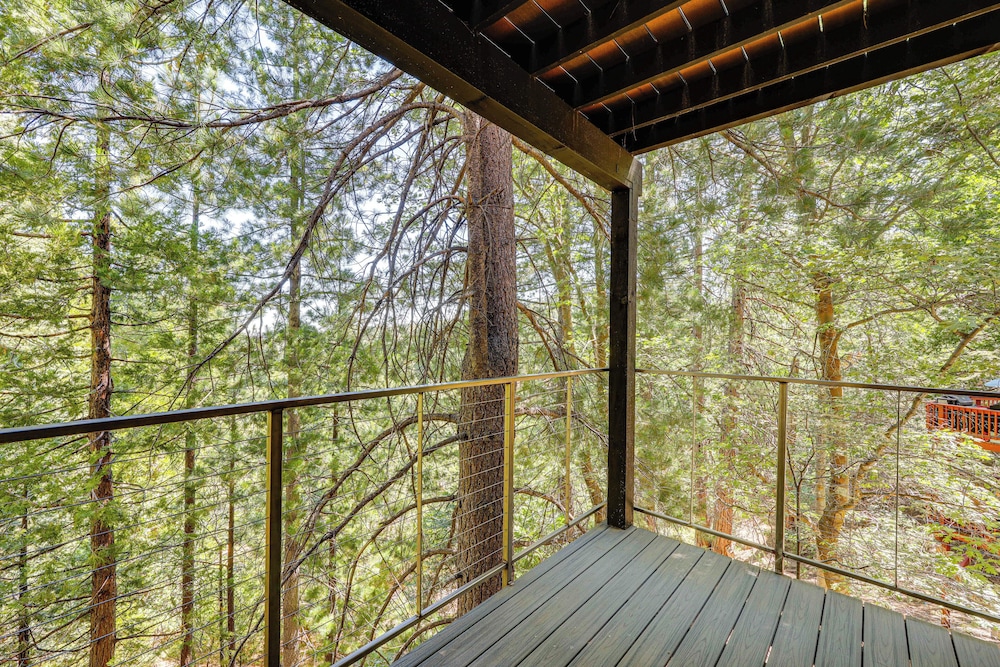 Stunning Forest Views: Luxury Lake Arrowhead Cabin