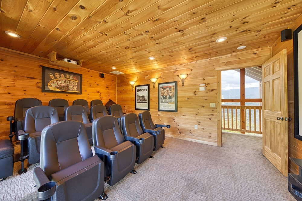 Cabin w Amazing Views Theater Firepit Hot Tub