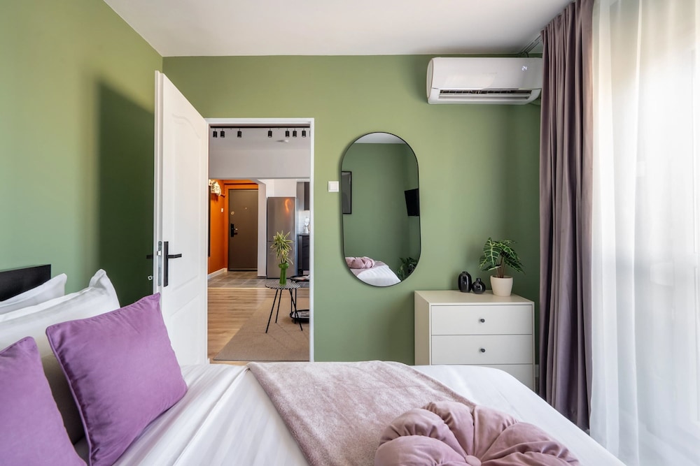 Colorful Bright 2BR on Iconic Calea Victoriei