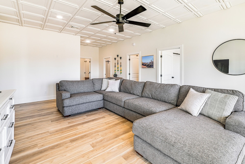 Lake View + Deck: Group Getaway in Grand Rivers!