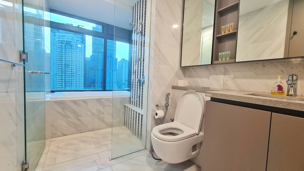Moonway Luxury Suites At Eaton Residence