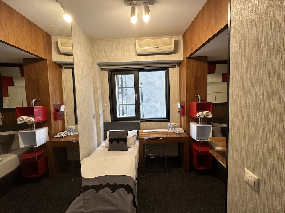 Black Art Otel - Image 30