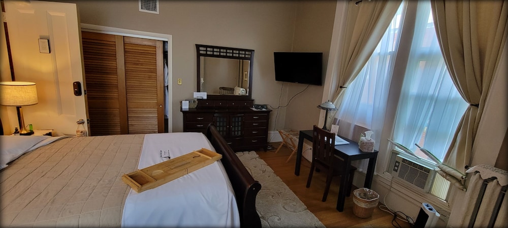Inn at the Agora