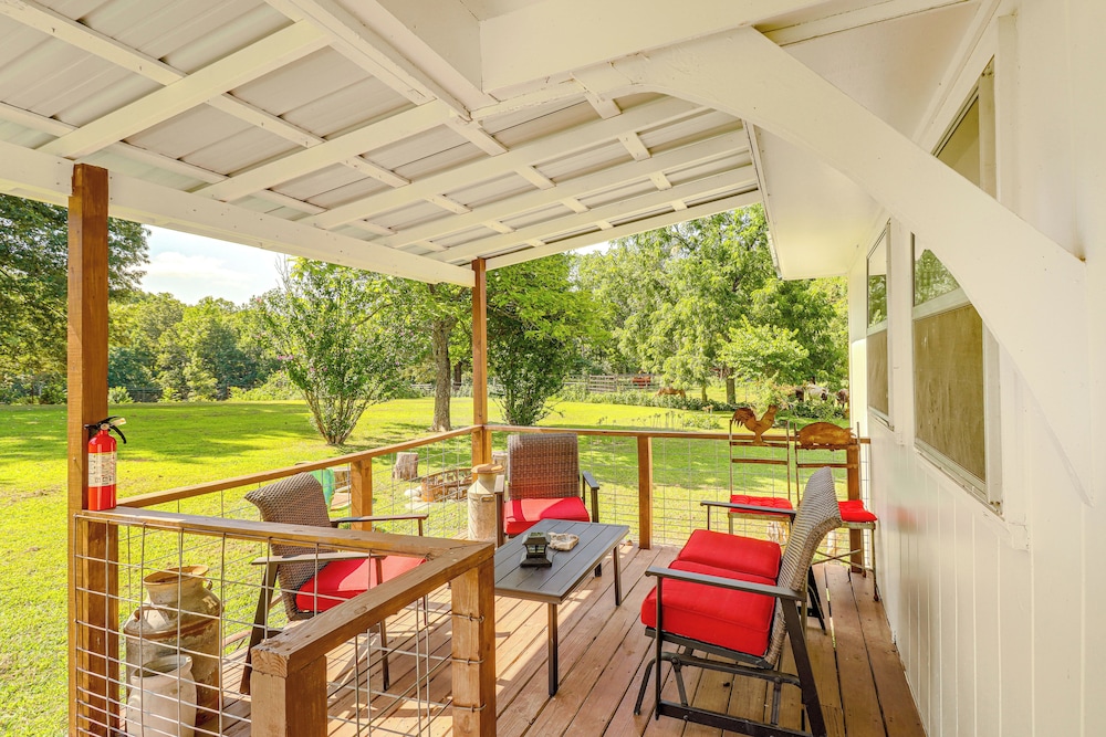 Horses Welcome: Marble Falls Home w/ Grill!