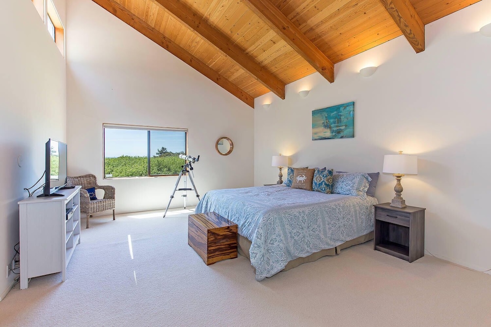 Grateful Getaway Fireplace and Scenic Views view 5