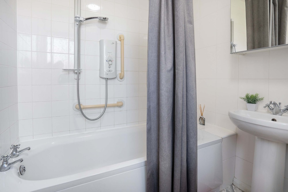 Comfy 3bed House-parking-garden