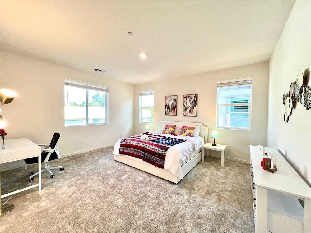 Sunny Stylish Near LA 4BR Home w Desks Lounge