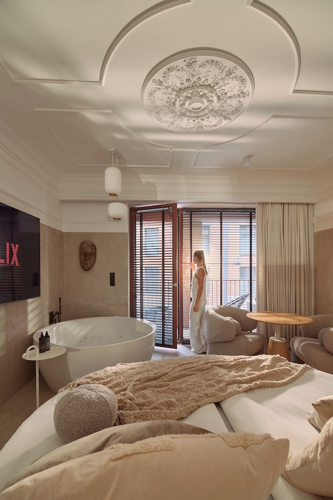 Granaria Jacuzzi Premium Suites by Downtown Apartments