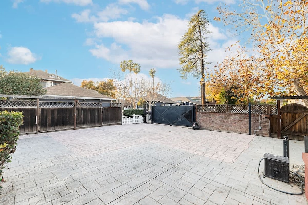 Stunning House wt 6Br 5bth SJ