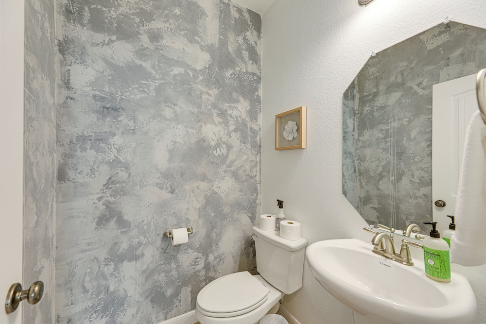 5 Mi to Lake Travis: Pet-friendly Home w/ Yard!