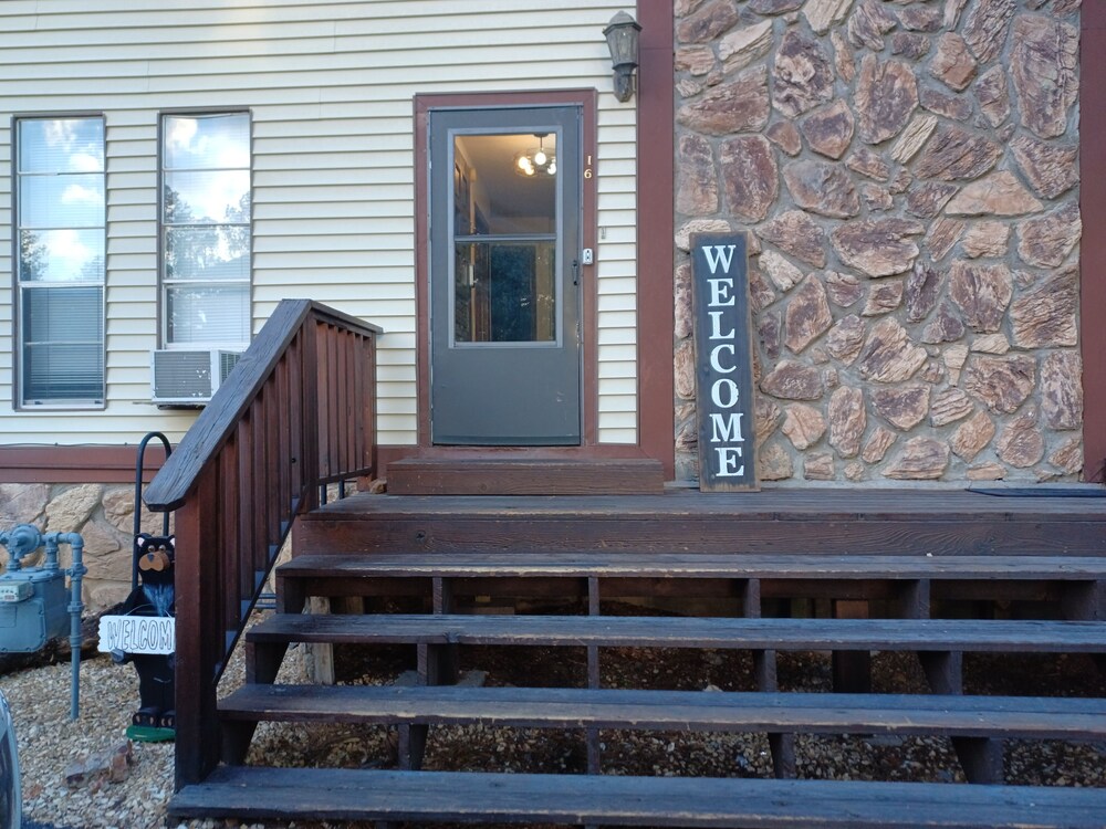 Hotel Huge Ruidoso W/ Game Room, Pool, 2 Balconies, 2 Kitchens - Sleeps 17! 6 Bedroom Condo by RedAwning - Image 1