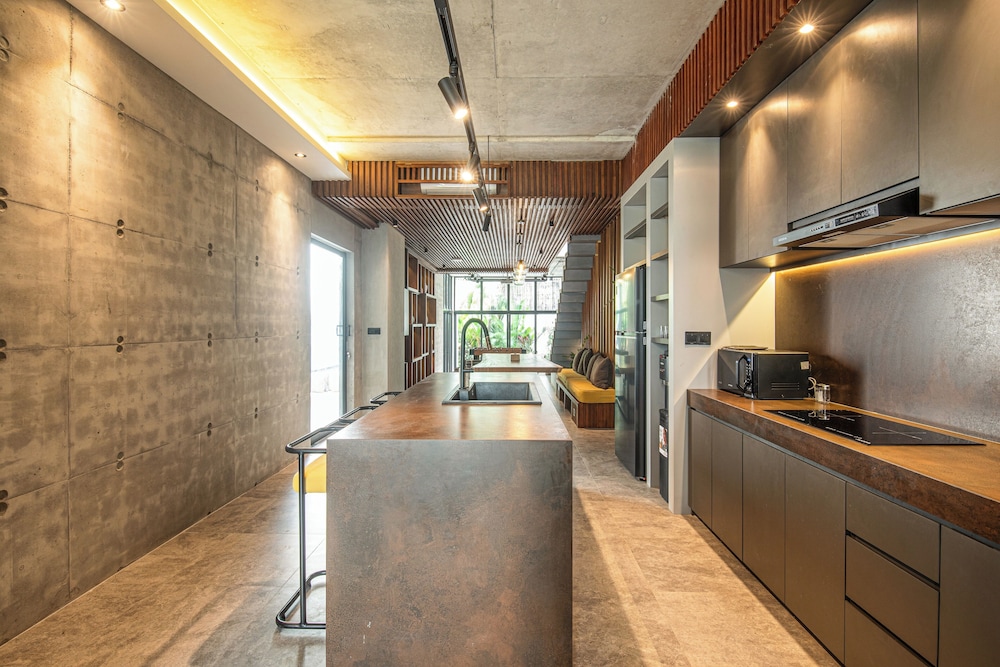 Modern 4BR Canggu Retreat Just 8mins to the Beach
