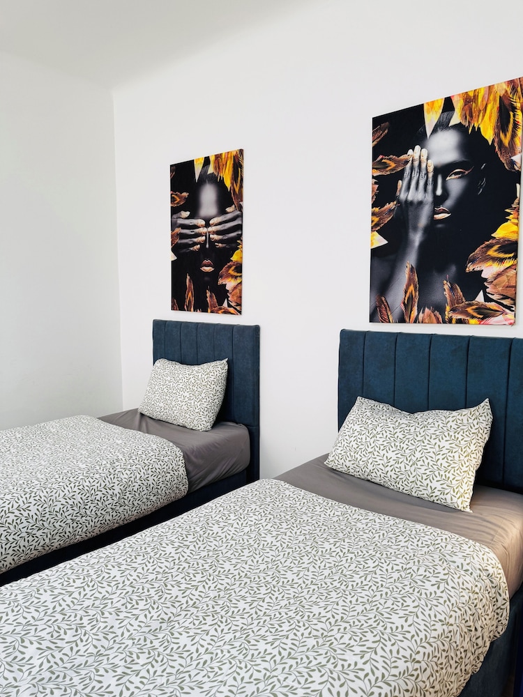 Stylish 3BR Apt Outdoor Space Sleeps 8