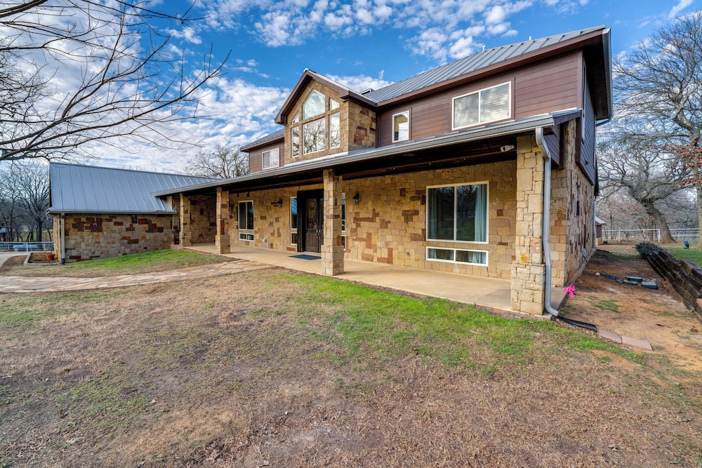 6 Mi to Lewisville Lake: Spacious Ranch Home