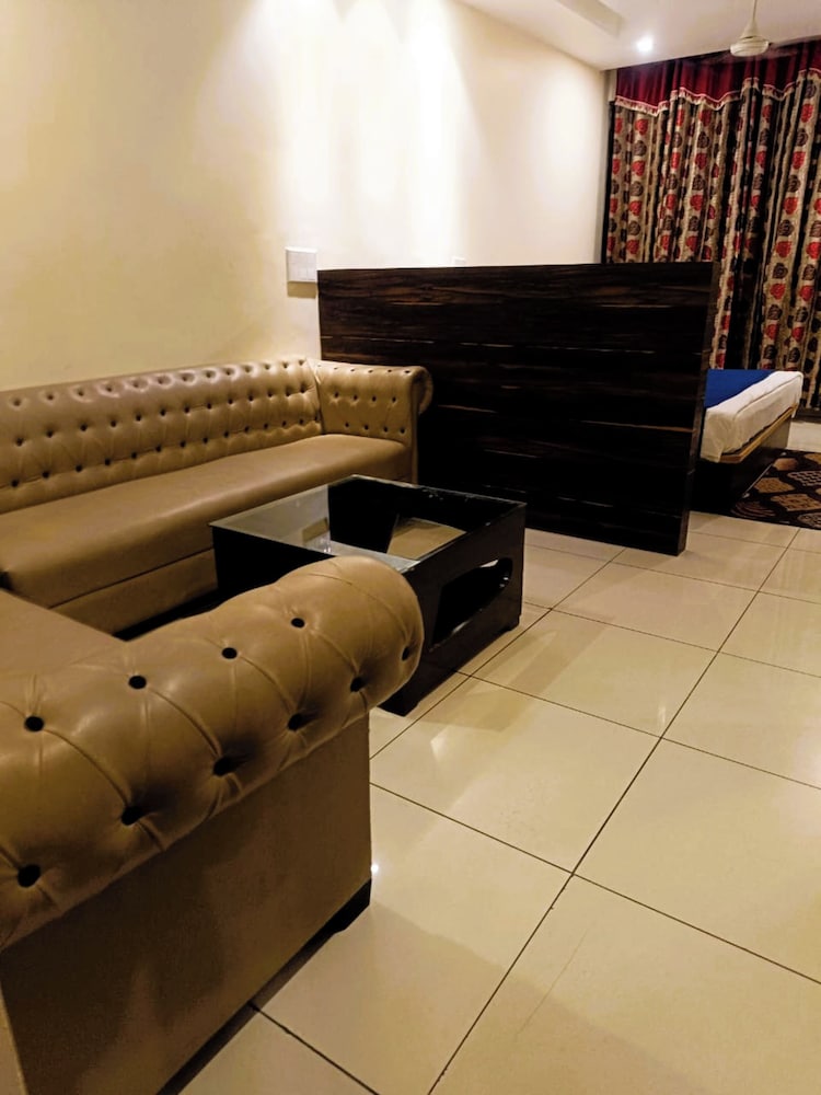 Hotel President Chintpurni