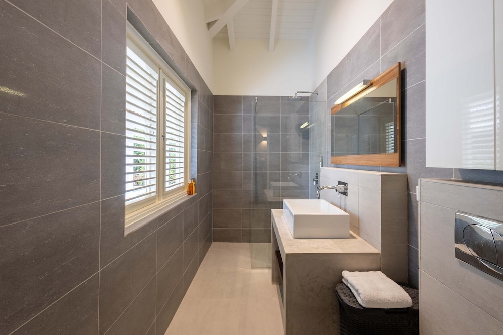 Villa Azure Vista 6BR Luxury Stay w 2 Pools