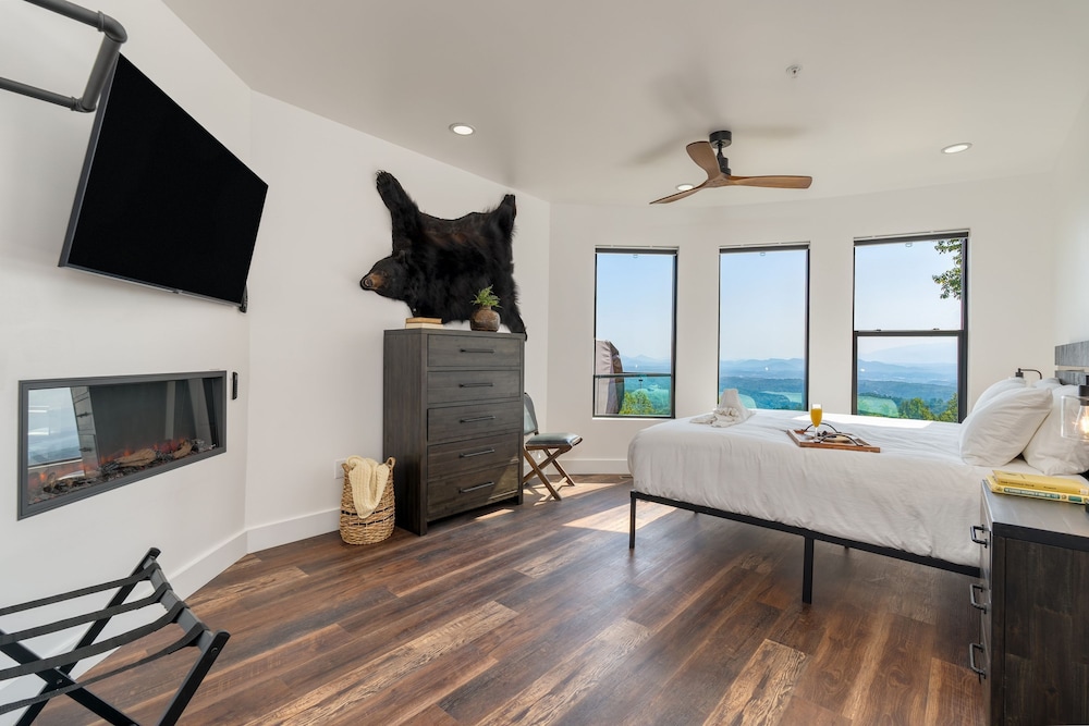 Bear Rug Inn Luxe Stays Pool Views Game Room