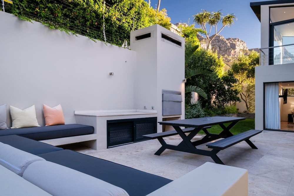 Spectacular Holiday Villa w Private Pool Gym Prima Views view 2
