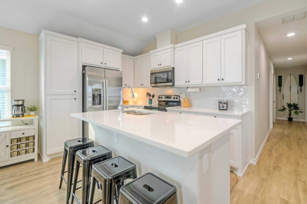 Sleeps 21, 2 Homes Private Pool, Patio Lounge w/ Fire Pit, Bar, TV, & Games
