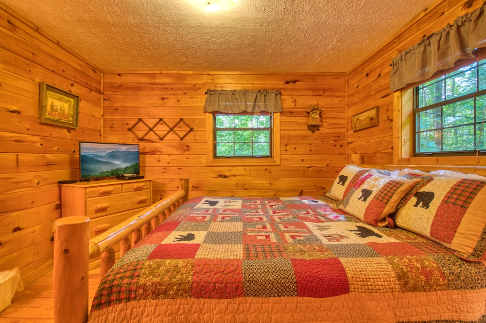 Secret Hideaway #195 by Aunt Bug's Cabin Rentals view 5