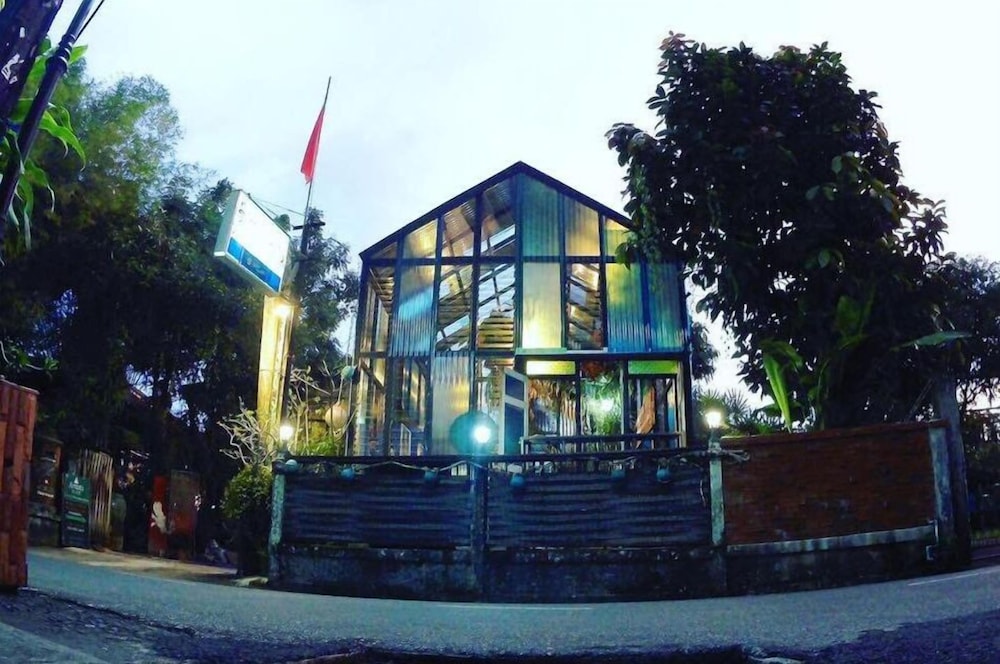 Artist Place Trat