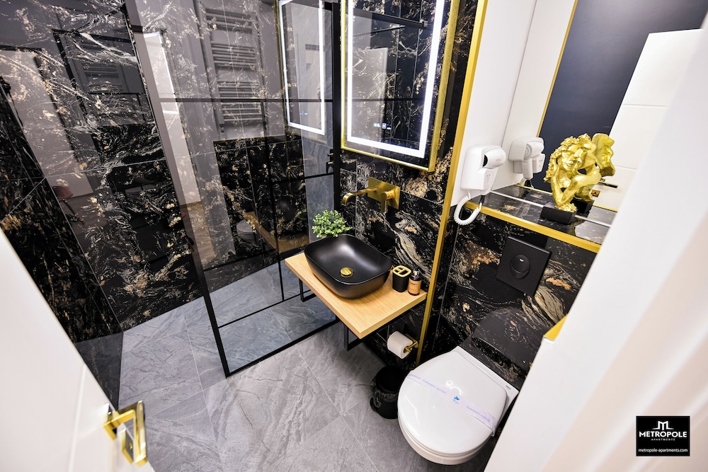 Metropole Apartments Central City