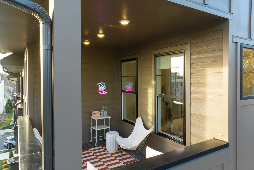 The Stage by Avantstay Chic 4bdr w/ Covered Balcony Modern + Newly Built