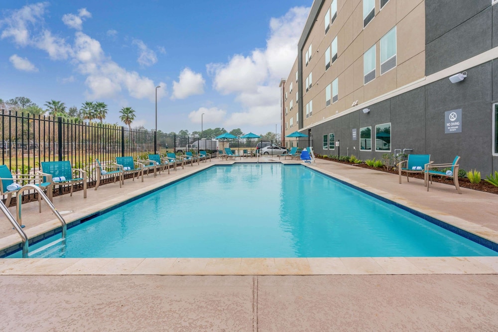 Palm Springs Vacations - La Quinta Inn and Suites by Wyndham Houston Spring South - Property Image 7