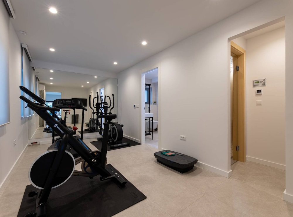 Moonlit Mirage Villa With Pool, Gym and Sauna